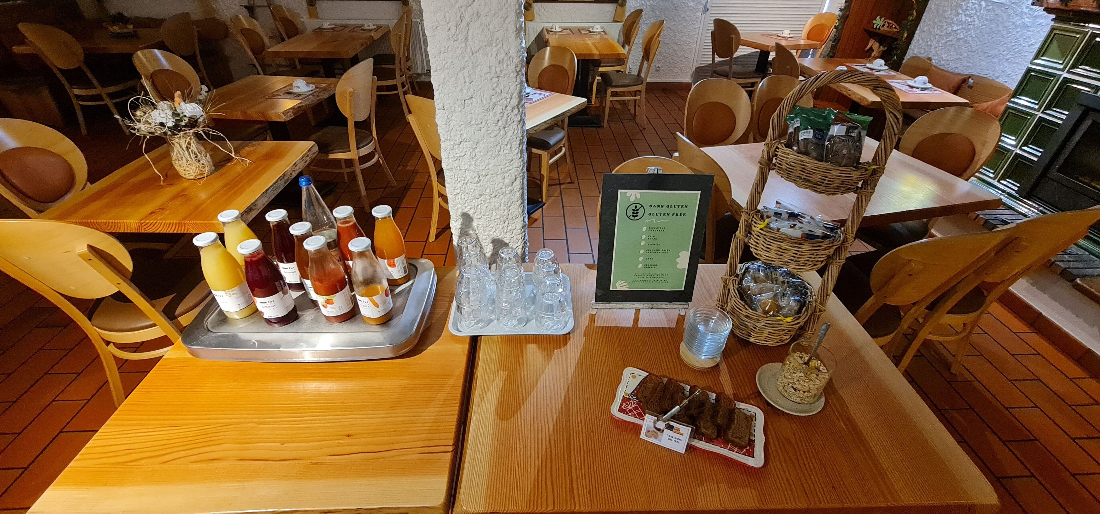 Petit déjeuner buffet (14.50 EUR par personne)