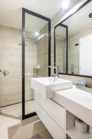 Shower, bidet, towels, soap - Ocean VIEW / Pool&Coworking / Queen bed / 13th floor (Barranco)