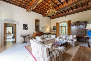 Vila panorâmica, vista para o jardim | Área de estar | Lareira