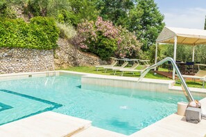 Una piscina al aire libre de temporada