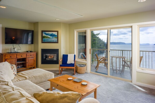 Fireplace - Ocean Mist - Ocean-front, Hiking at your doorstep, Close to Town (Eastsound)