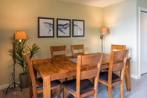 Dining - Ocean Mist - Ocean-front, Hiking at your doorstep, Close to Town (Eastsound)