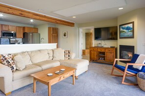 Fireplace - Ocean Mist - Ocean-front, Hiking at your doorstep, Close to Town (Eastsound)