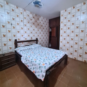 Habitación económica con 2 camas individuales | Wifi gratis y ropa de cama 
