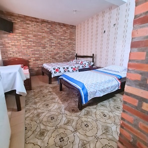 Habitación cuádruple Confort | Wifi gratis y ropa de cama 