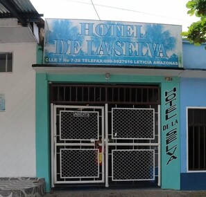 Vista frontal de la propiedad