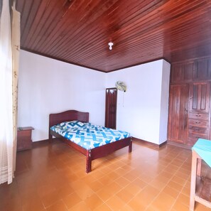 Habitación económica con 2 camas individuales | Wifi gratis y ropa de cama 