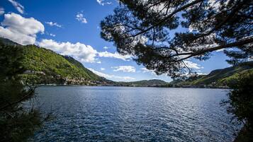 Un lago rodeado de montañas y árboles.