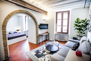 Exclusive Apartment | Living area | 52-inch flat-screen TV with cable channels, Netflix, streaming services - The Goose House (Como)