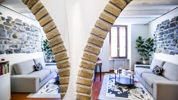 Exclusive-Apartment | Wohnbereich | 52-Zoll-Flachbildfernseher mit Kabelempfang, Netflix, Streaming-Dienste