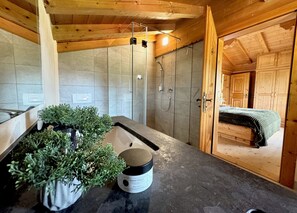 Chalet Confort, vue montagne | Salle de bain | Sèche-cheveux, serviettes fournies, savon, shampoing