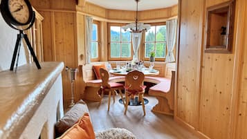 Nhà gỗ tiện nghi đơn giản, quang cảnh núi | Khu vực ăn uống tại phòng