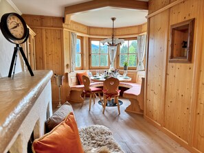 Comfort Chalet, Mountain View | In-room dining