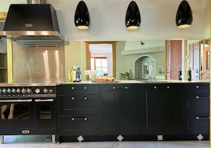 Full-sized fridge, oven, stovetop, dishwasher