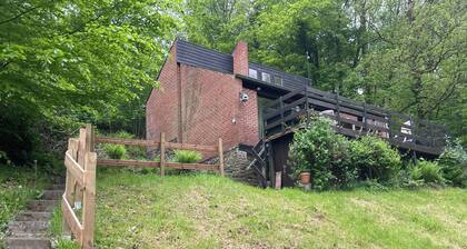 Gezellige Chalet met groot zonneterras in Domaine du Bonsoy Hastière bij Dinant