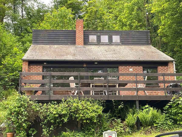 Exterior - Gezellige Chalet met groot zonneterras in Domaine du Bonsoy Hastière bij Dinant (Hastière)