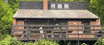 Gezellige Chalet met groot zonneterras in Domaine du Bonsoy Hastière bij Dinant