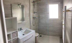 Douche, séchoir à cheveux, savon, papier de toilette
