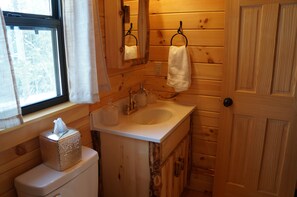 Suihku, hiustenkuivaaja, pyyhkeet, saippua