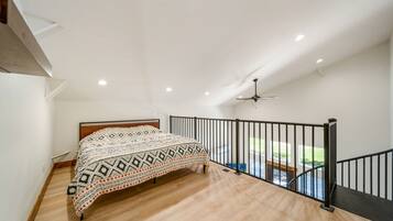 2 bedrooms, travel crib, free WiFi, bed sheets