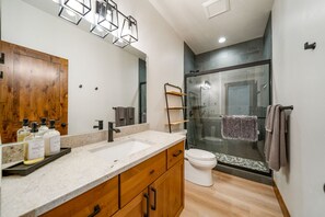 Shower, towels, soap, shampoo - The Loft at Golden Meadows Farm - Ideally located between Durango and Pagosa  (Bayfield)
