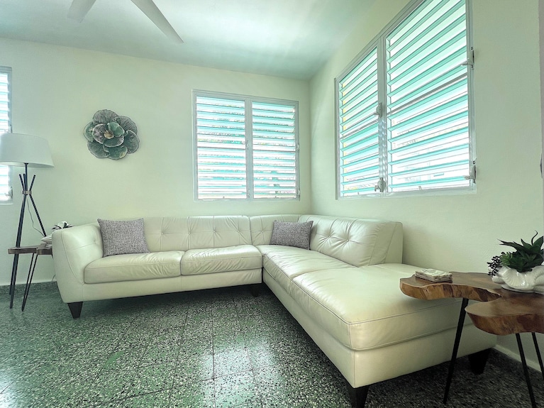 Spacious 2nd Floor Near Ocean Park Beach - San Juan