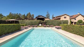 Een buitenzwembad en een verwarmd zwembad