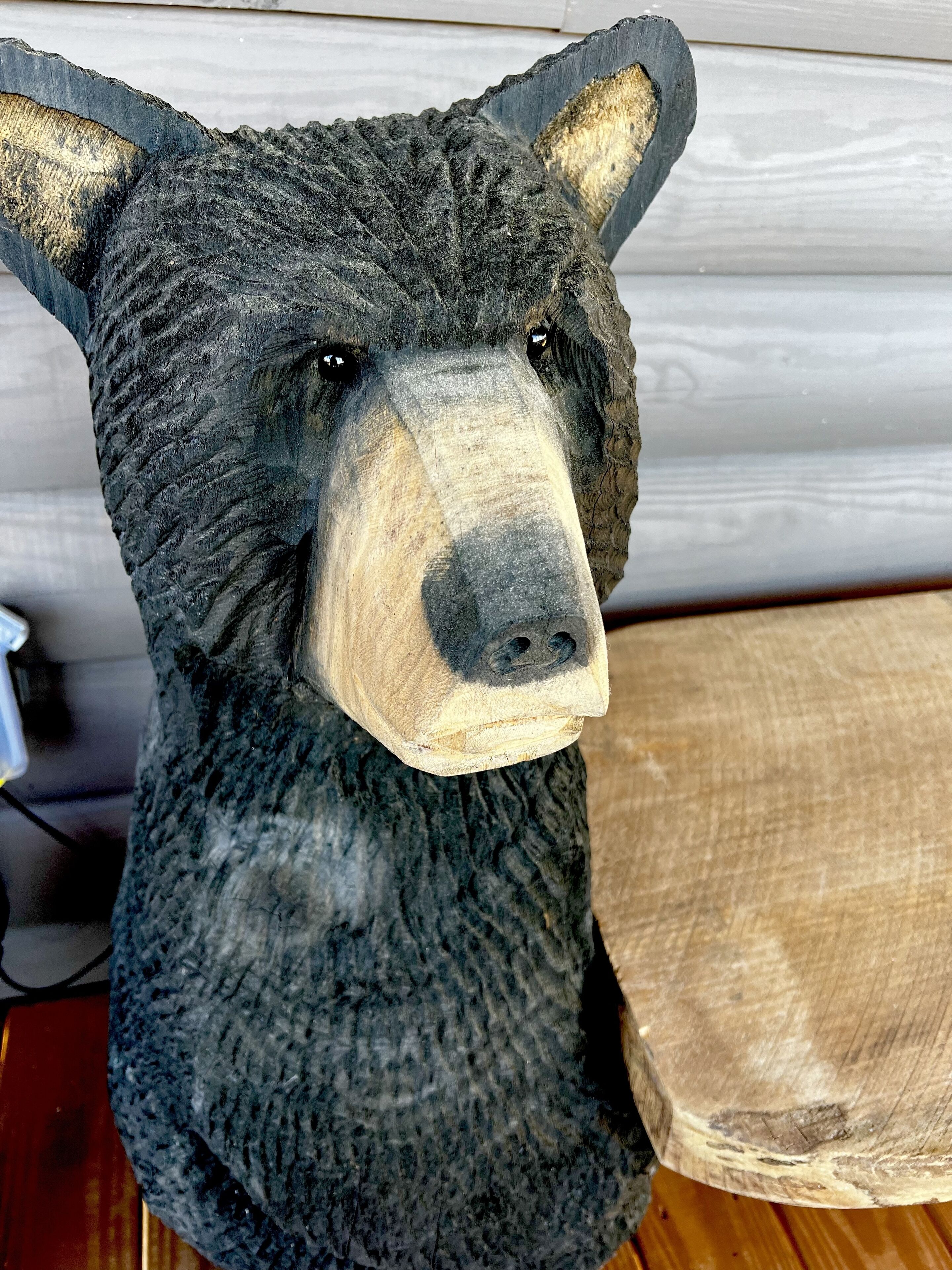 Eine Holzskulptur eines Bären.