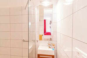 Regadera, toallas, papel de baño 