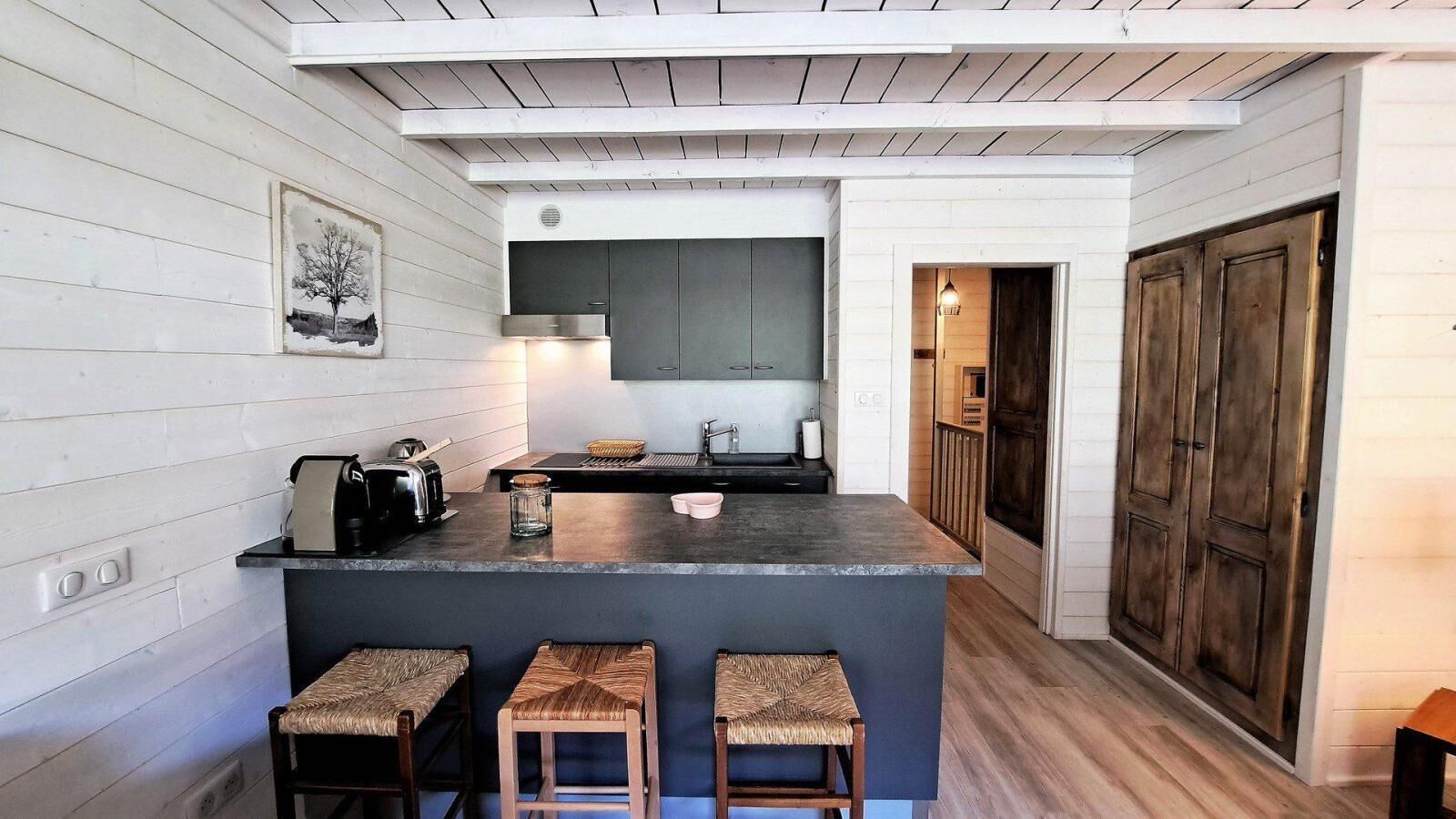 Mikrowelle, Ofen, Geschirrspüler, Wasserkocher mit Kaffee-/Teezubehör