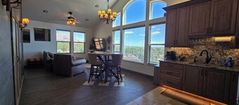 Luxurious-unique-tranquil Retreat. By Zion'sPark-GrandCanyon-Hike/Bike/Relax