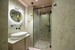 Apartment | Badezimmer | Dusche, Regendusche, Haartrockner, Bidet