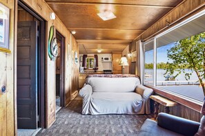 Interior - Lakefront Cottage (Pelican)