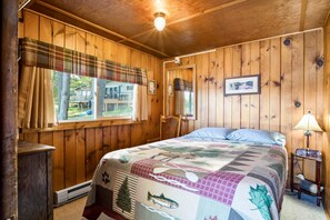 2 bedrooms, travel cot, WiFi - Lakefront Cottage (Pelican)