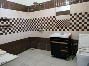 Dusj, hårføner, håndklær og såpe