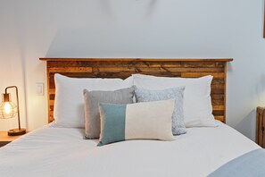 2 habitaciones, escritorio, tabla de planchar con plancha y wifi gratis 