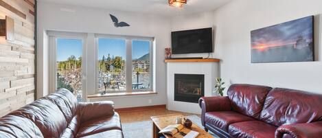 Smart TV, chimenea y libros