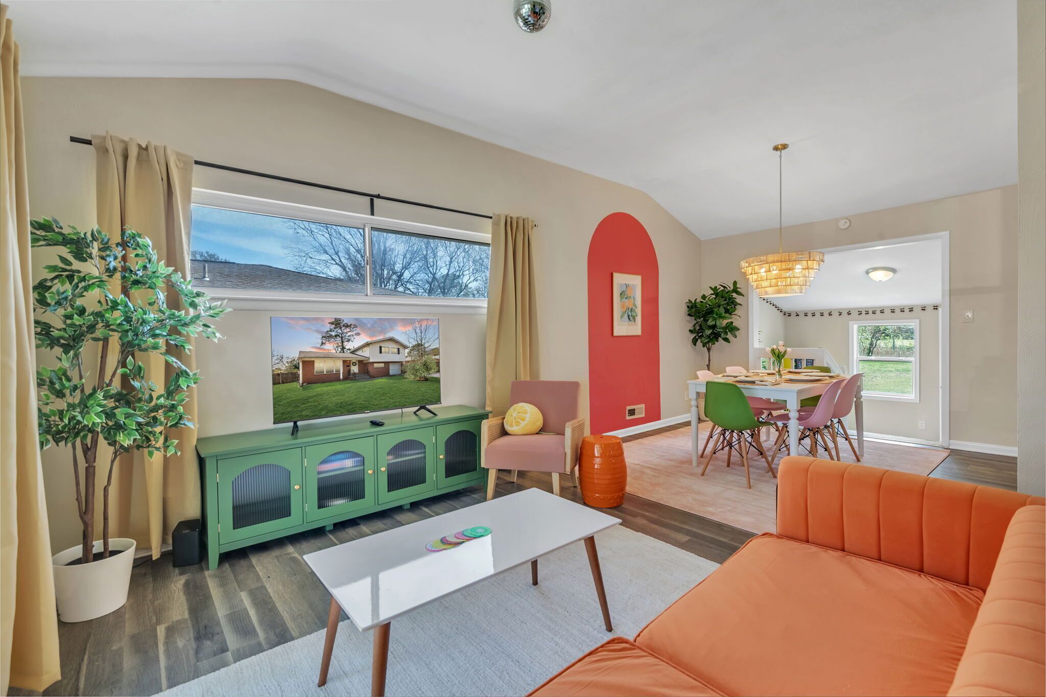 This Norfolk Gem! 3BR, 4bed, 3BA- Minutes to the beach 