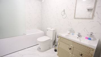 Habitación Confort doble | Baño | Artículos de higiene personal gratuitos, secador de pelo y zapatillas