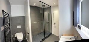 Shower, towels, soap, shampoo - Appartement 3 Chambres 130m2 (Paris)