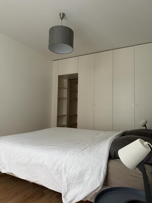 3 habitaciones, tabla de planchar con plancha, wifi y ropa de cama 