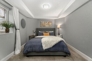 2 sovrum, skrivbord, strykjärn/strykbräda och resesäng