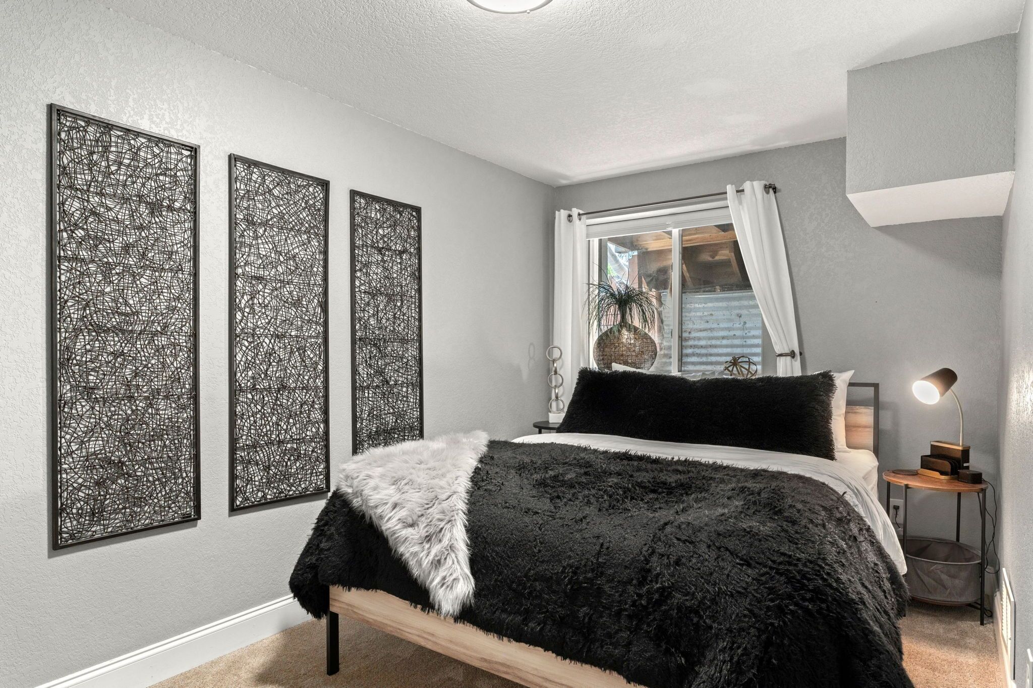 2 dormitorios, escritorio, tabla de planchar con plancha y cuna de viaje