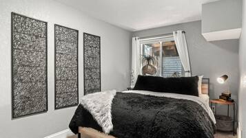 2 dormitorios, escritorio, tabla de planchar con plancha y cuna de viaje