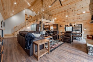 Smart TV, fireplace - Golf Course Retreat w/ Views, HotTub & Game Room (McHenry)