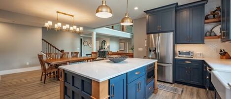 ثلاجة، ميكروويف، فرن، موقد طهي مسطح