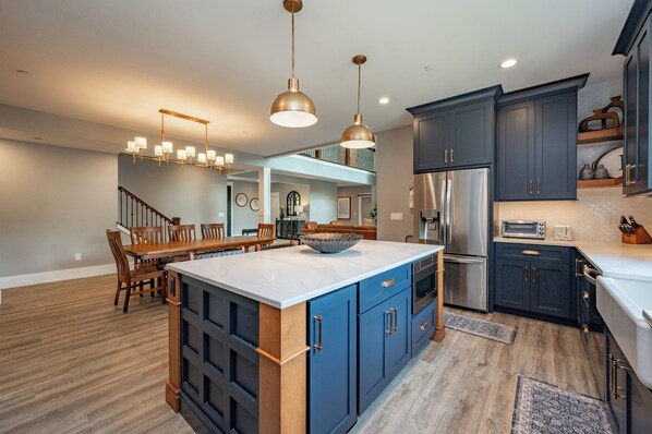 冷蔵庫、電子レンジ、オーブン、コンロ