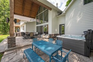 Outdoor dining - Deep Creek Retreat w/ Dock & Hot Tub (McHenry)