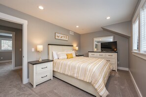 6 bedrooms, free WiFi, bed sheets - Deep Creek Retreat w/ Dock & Hot Tub (McHenry)