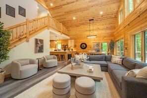 Smart-TV, Kamin, Tischtennisplatte